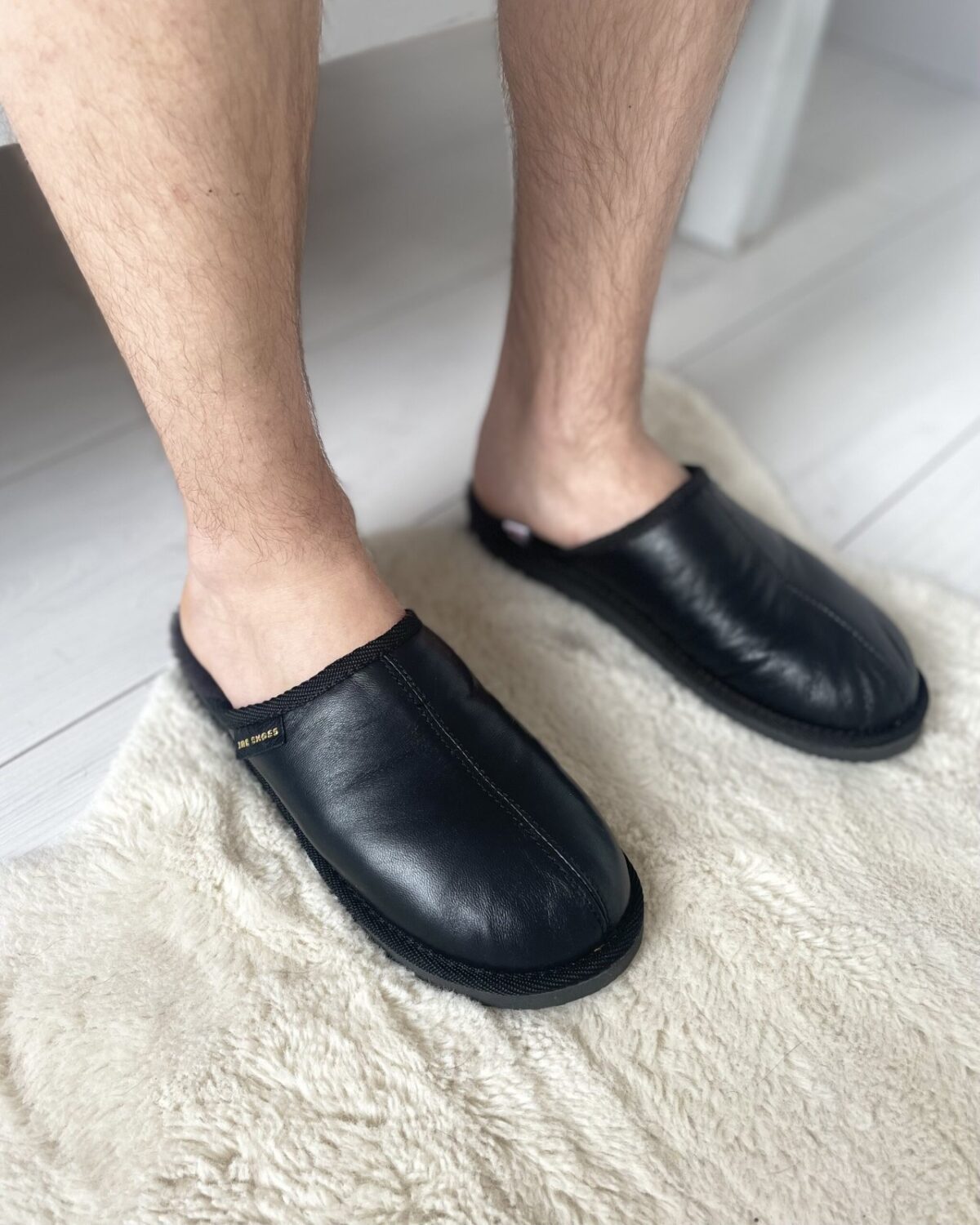Czarne pantofle skórzane kapcie męskie - obrazek 4
