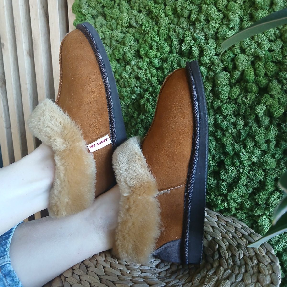 Miękkie kapcie zimowe skórzane Ire Shoes z owczej skóry – zimne stopy - obrazek 4