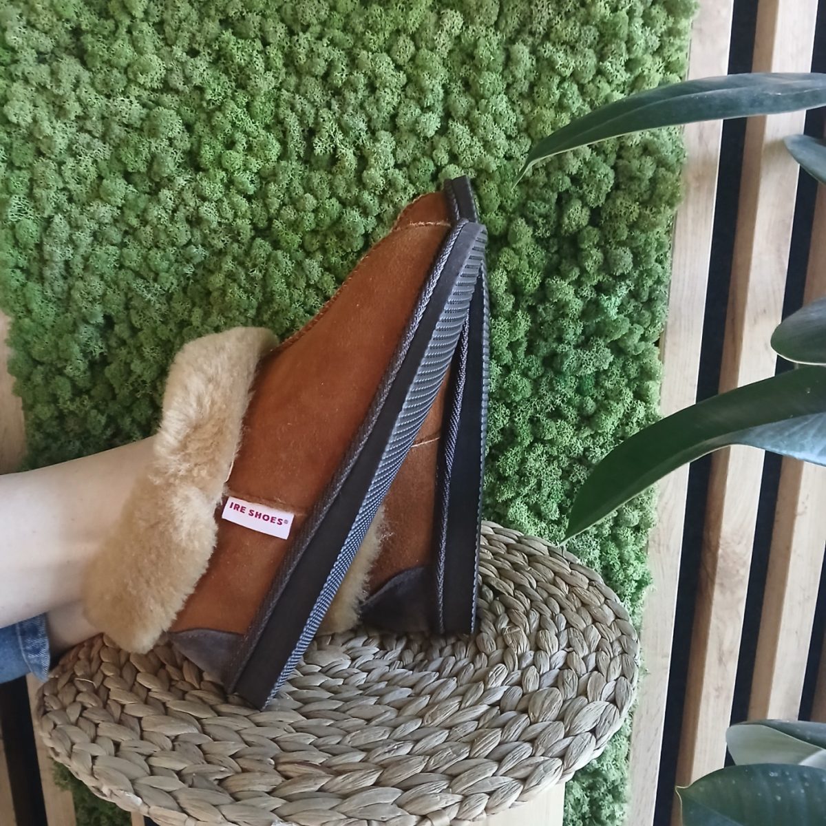 Miękkie kapcie zimowe skórzane Ire Shoes z owczej skóry – zimne stopy - obrazek 2