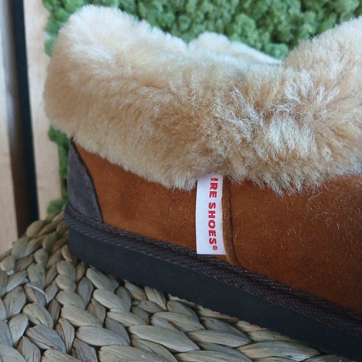 Miękkie kapcie zimowe skórzane Ire Shoes z owczej skóry – zimne stopy - obrazek 5