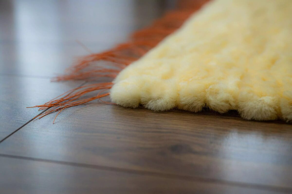 Chodnik naturalny ręcznie tkany ze skóry owczej IreShoes - obrazek 4